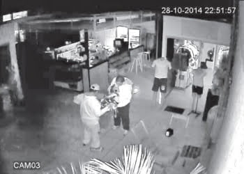 Dupla invadiu a galeria pelo teto - Foto: Divulgação / Policia Civil