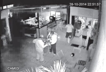 Dupla invadiu a galeria pelo teto - Foto: DivulgaÃ§Ã£o / Policia Civil