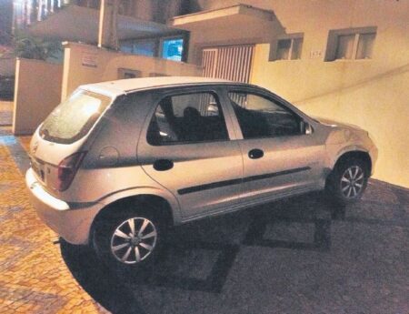 Carro foi abandonado em rodovia - Foto: DivulgaÃ§Ã£o