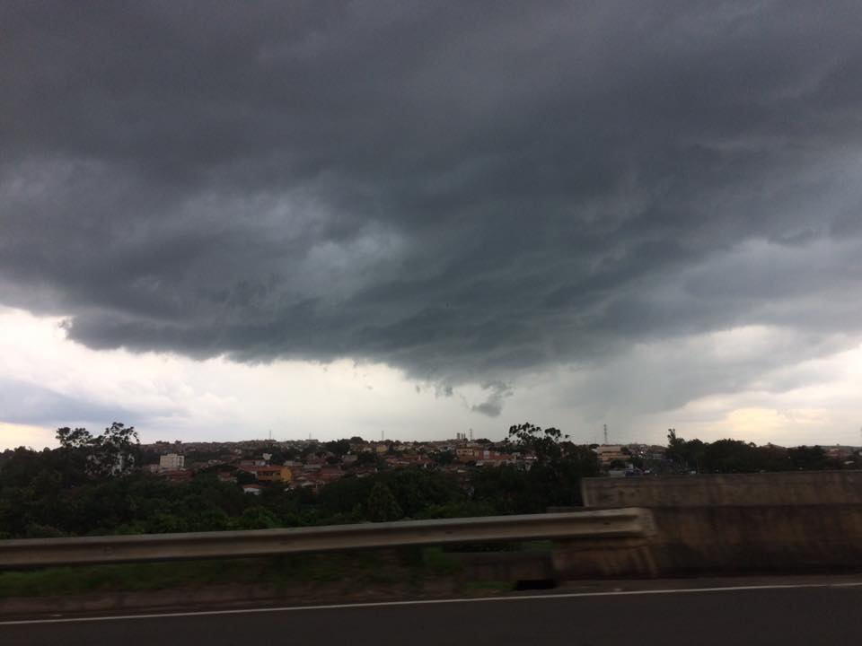 Tempo muda e já chove com raios e trovões em Piracicaba
