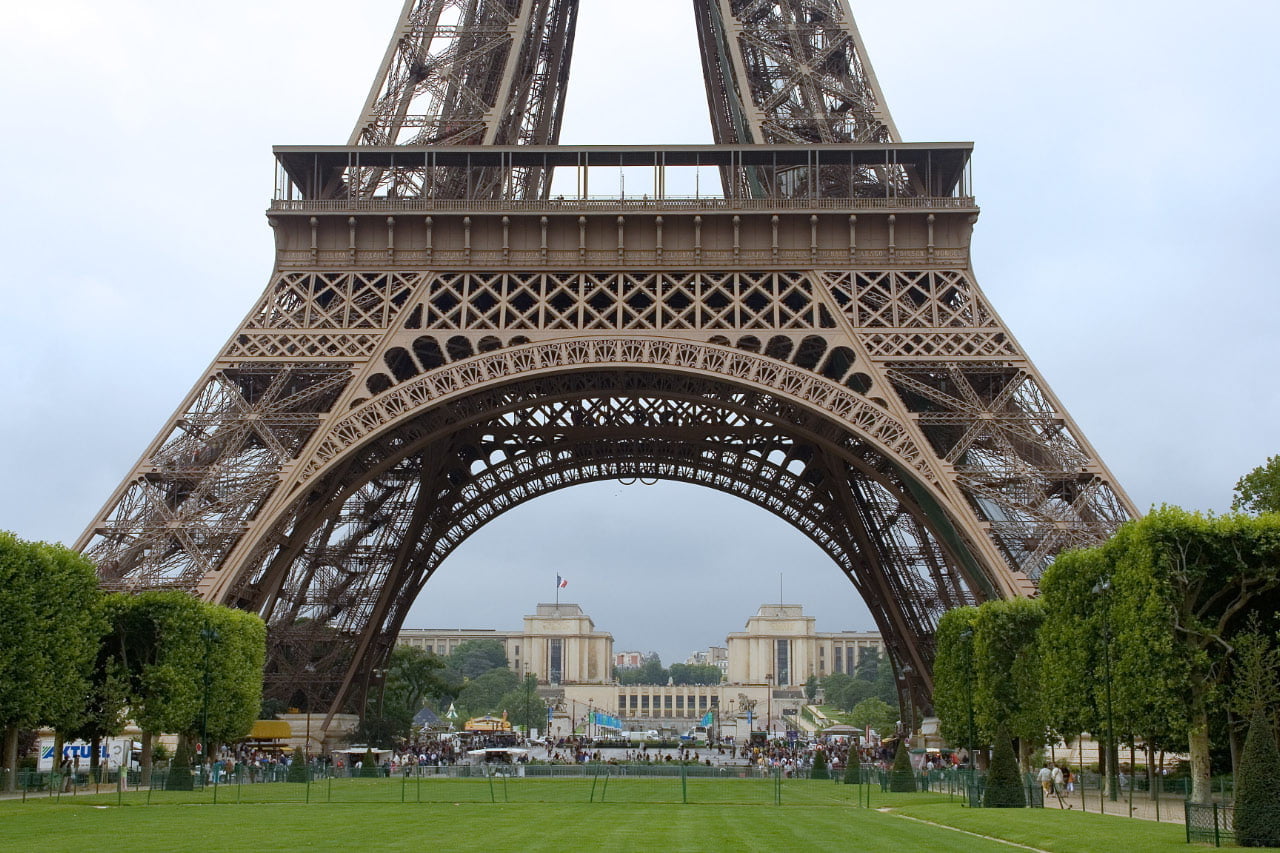 Torre Eiffel em Paris é interditada por causa de ameaça de bomba