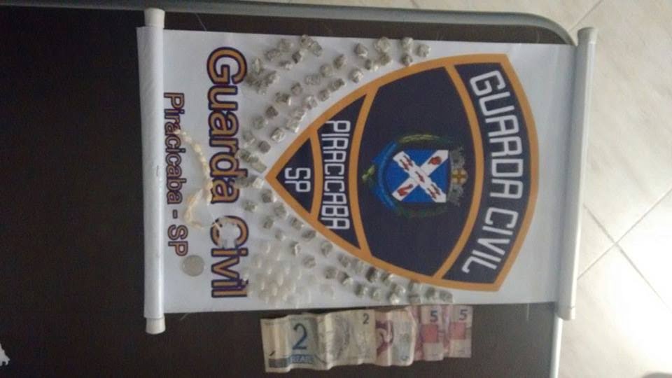 Guardas prendem homem com 87 porções de drogas e dinheiro em Piracicaba