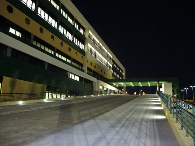 Mãe e filha ficam feridas em capotamento de carro na Luiz de Queiroz