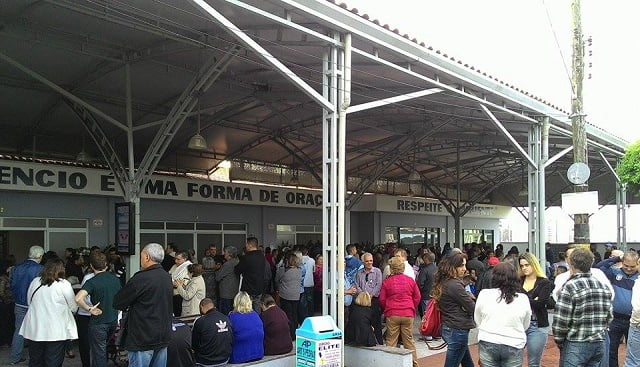 Amigos e parentes lotam cemitério para se despedir da jovem que morreu atropelada