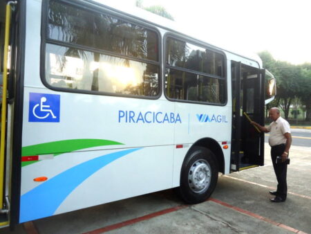 Ônibus faz horário especial neste domingo (7) para atender estudantes da Fuvest