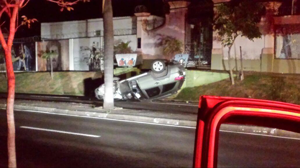 Carro capota em Piracicaba e deixa avenida sem energia na madrugada