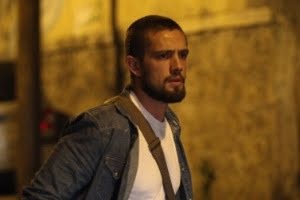 em-imperio-vicente-observa-um-carro-vindo-em-sua-direcao-mas-consegue-escapar-1411404446751_300x200.jpg image