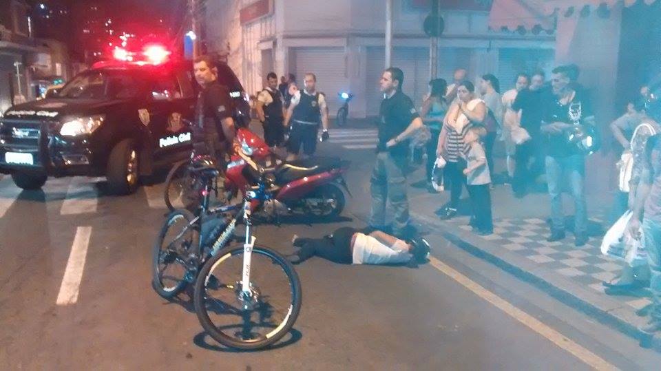 Para não atropelar criança e mãe, motoqueiro sofre acidente